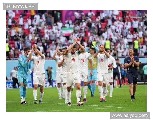 美国与伊朗足球明星同框合影展现友谊与体育精神的美好瞬间