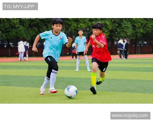 五岁女孩如何在绿茵场上展现足球天赋成为小小明星的成长故事